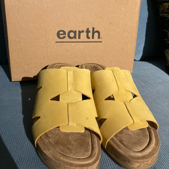 NWB. Beautiful soft luxurious Comfort EARTH 3” wedge open toe slides-brand new - Picture 8 of 8